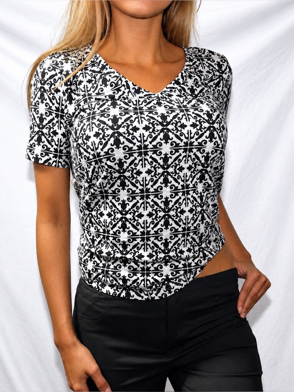 NWT WHBM Graphic Tile V Neck Foundation Tee